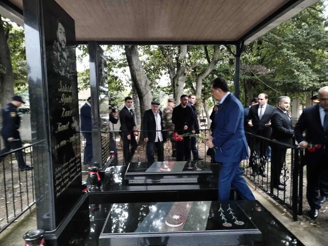Taleh Qaraşov Vətən müharibəsi şəhidlərinin məzarını ziyarət etdi - FOTOLAR